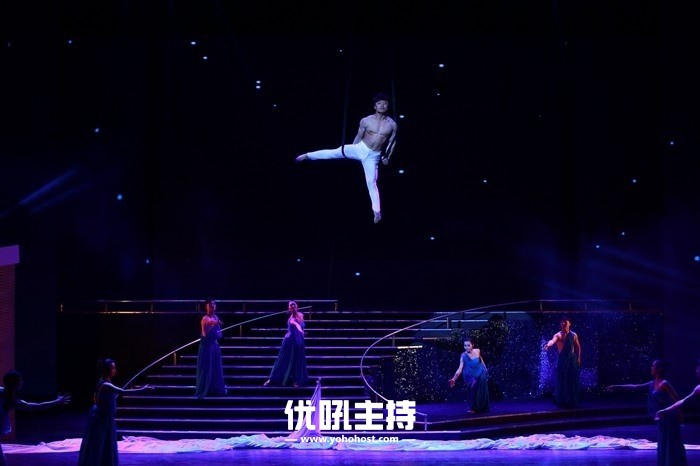 专业杂技 杂技《太空漫步》 适合人数 1人 节目时长 2分钟 办活动找商